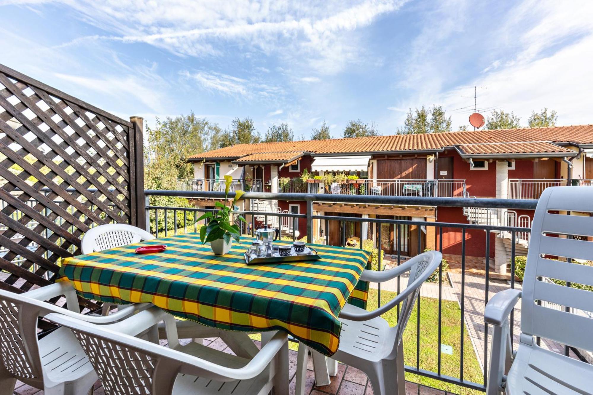 קסטלנואובו דל גארדה Residence La Corte Near Gardaland מראה חיצוני תמונה