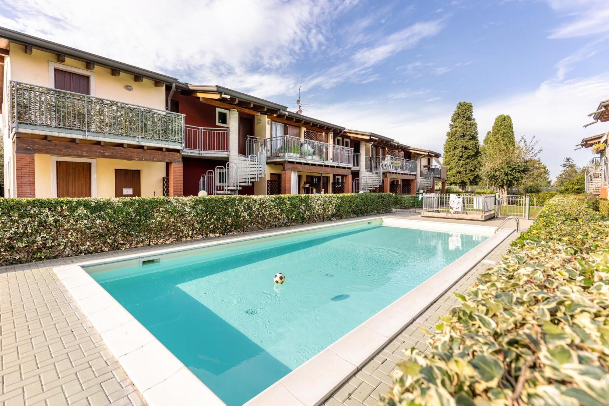 קסטלנואובו דל גארדה Residence La Corte Near Gardaland מראה חיצוני תמונה