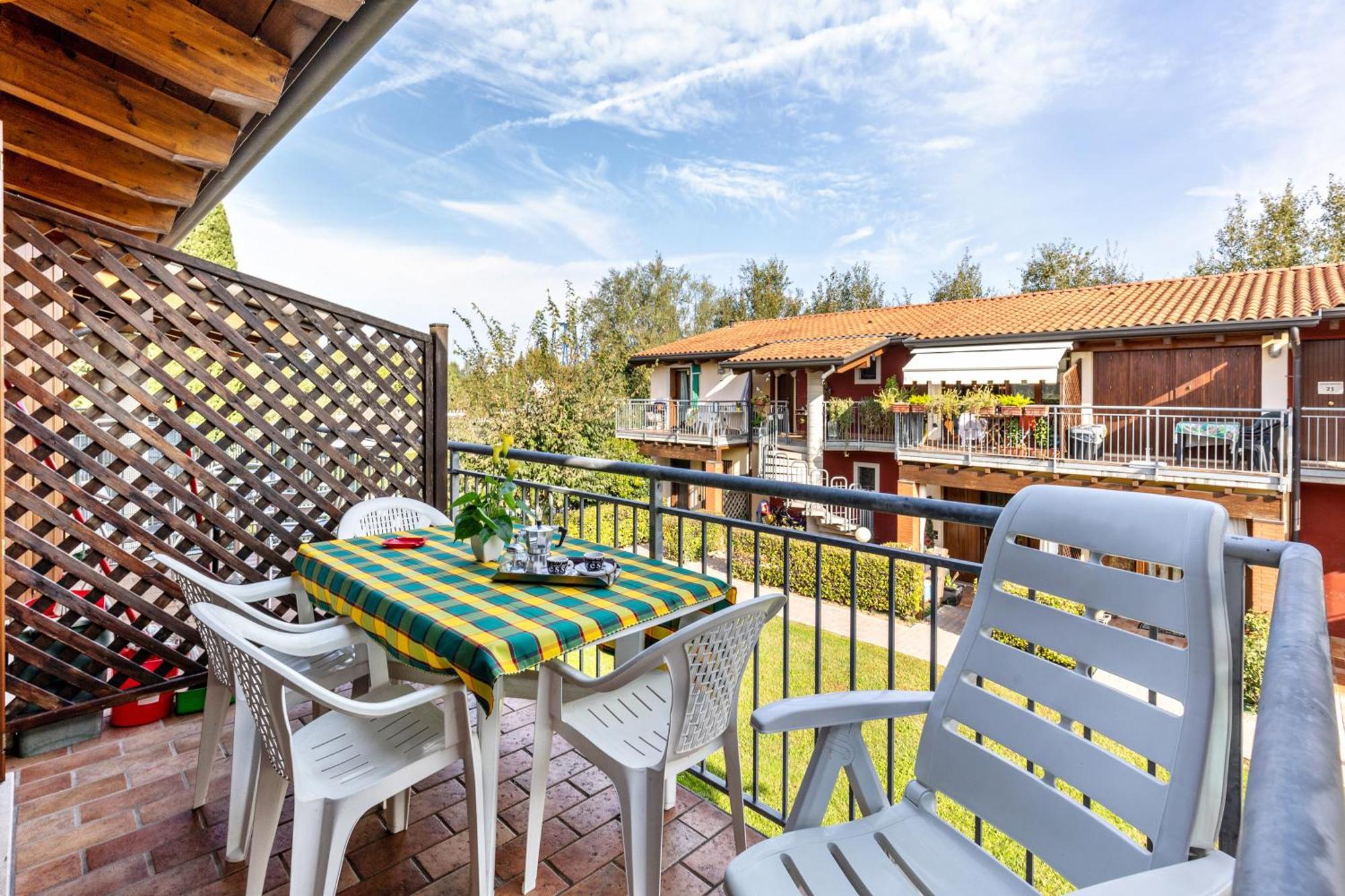 קסטלנואובו דל גארדה Residence La Corte Near Gardaland מראה חיצוני תמונה