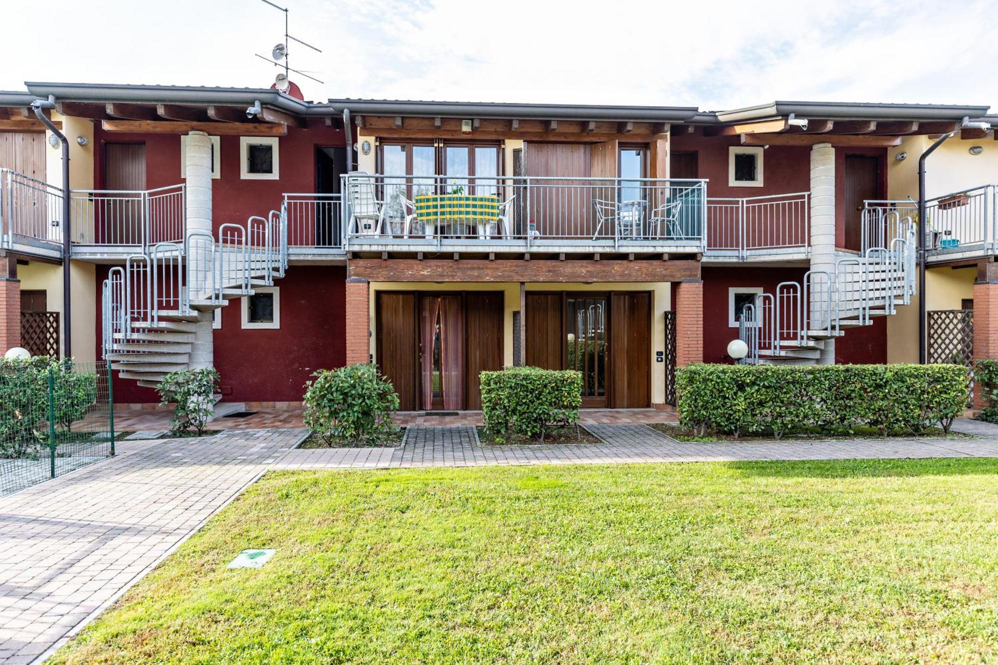 קסטלנואובו דל גארדה Residence La Corte Near Gardaland מראה חיצוני תמונה